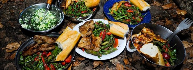 Spargelgericht mit Schweinesteak auf dem Waldboden