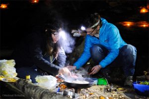 Zwei Frauen, die Steak braten