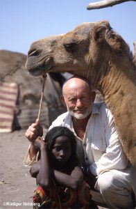 Mann mit Mädchen und Kamel