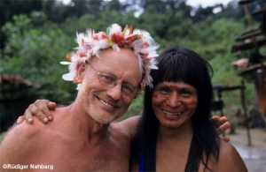 Nehberg mit Federschmuck und Arm in Arm mit einem Indianer