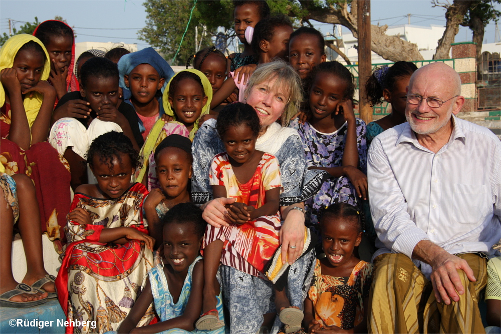 Gruppe afrikanischer Mädchen mit Annette und Rüdiger Nehberg