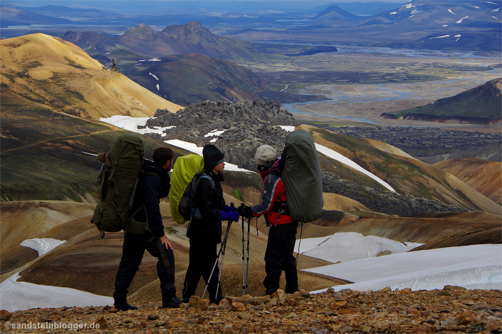 Familie vor Berglandschaft