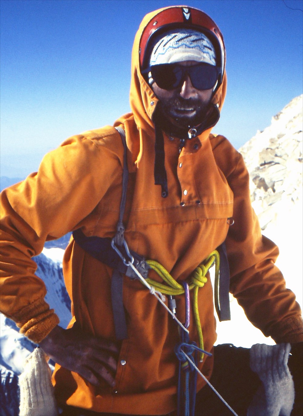 Mann in orangenem Winteranorak