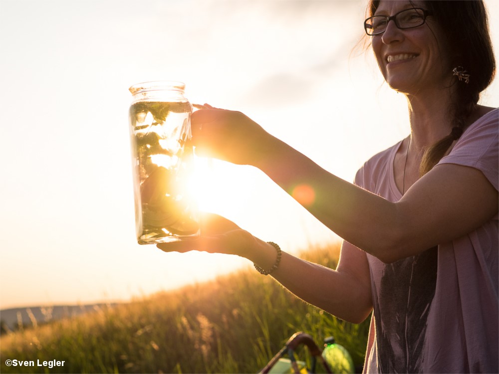 Frau mit Glaskrug