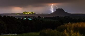 Blitz mit Tafelberg im Vordergrund