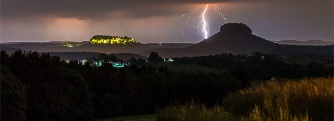 Blitz mit Tafelberg im Vordergrund