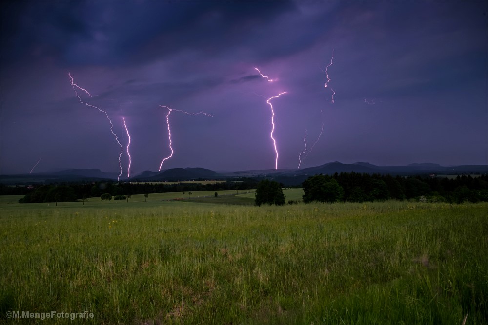 Blitze über einem Feld