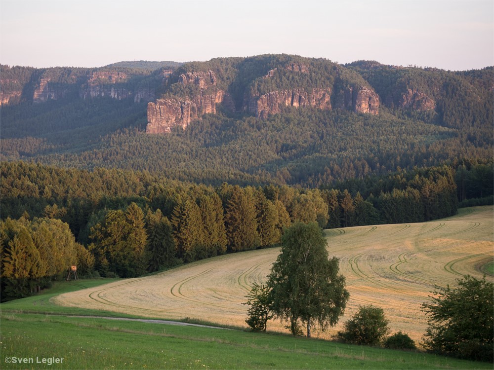 Feld, Wälder, Felsmassive