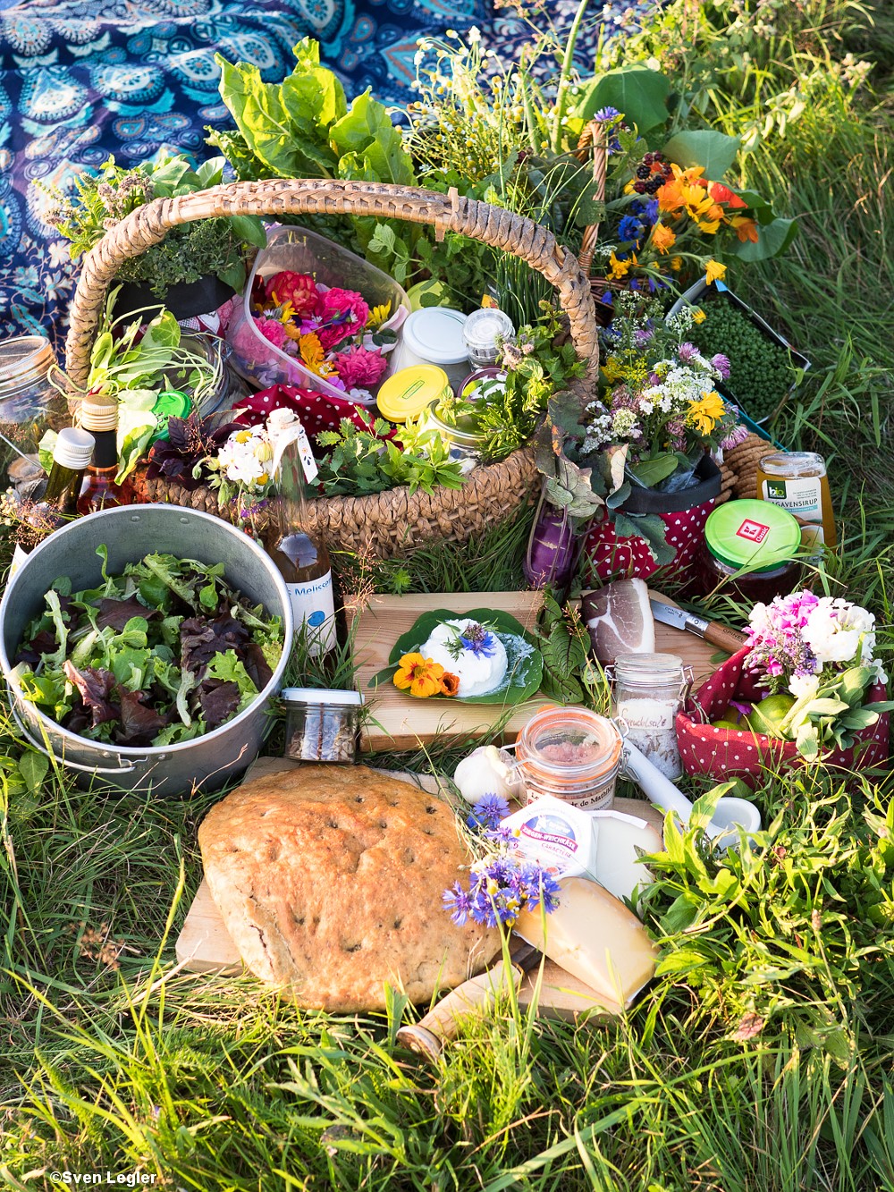 Blumensträuße, Kräuter, Schinken, Ziegenfrischkäse und andere Zutaten