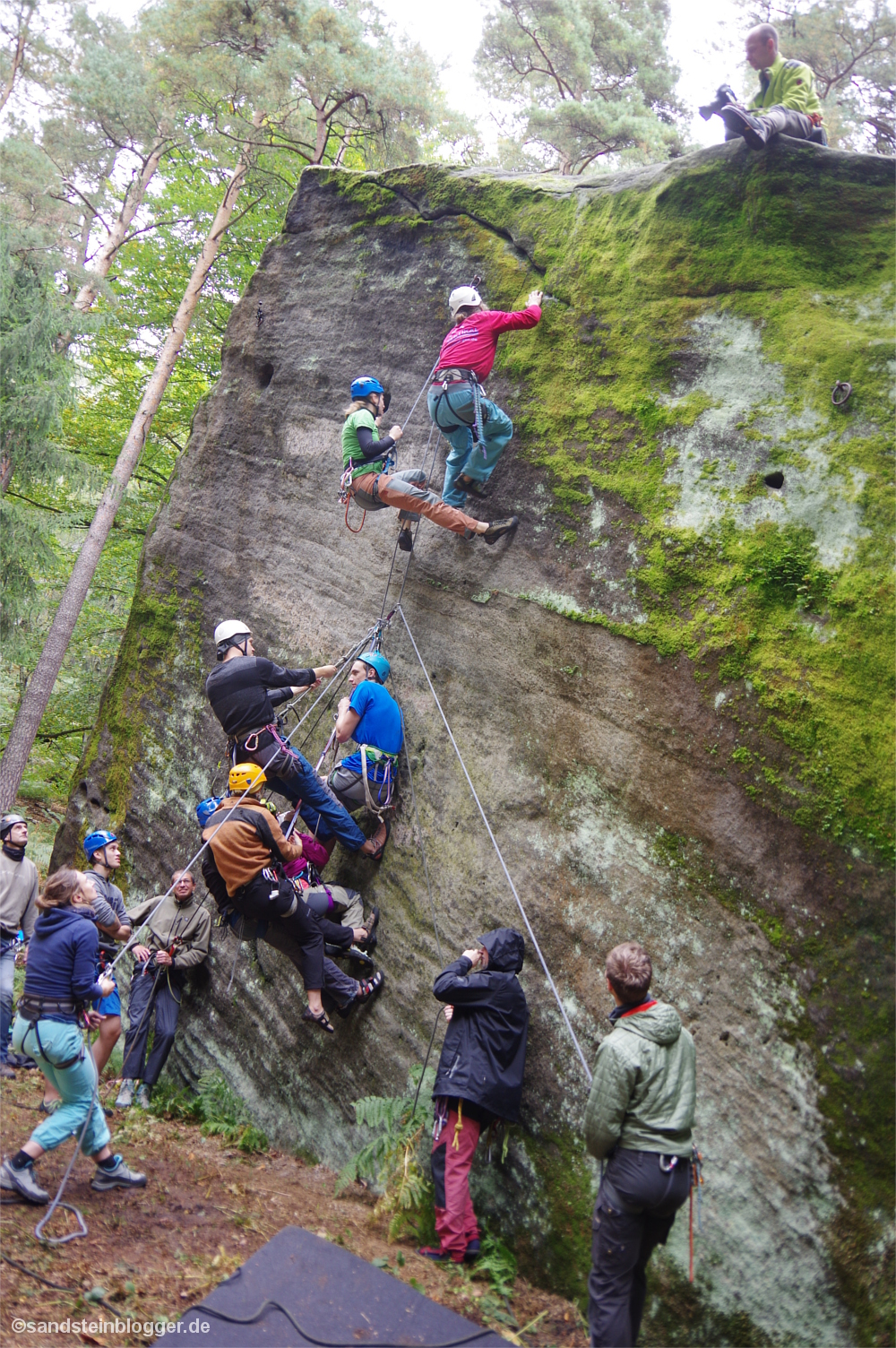 Menschen, die an einem Felsen hängen