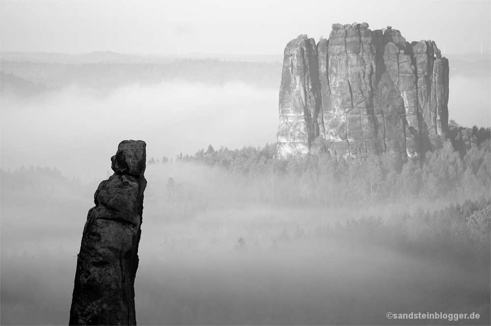 Felsen im Nebel