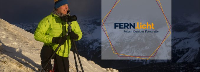 Mann mit Kamera an verschneitem Berghang