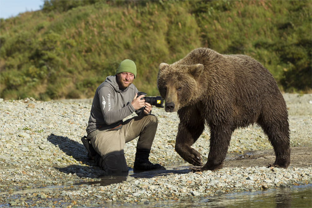 Fotograf mit Grizzlybär