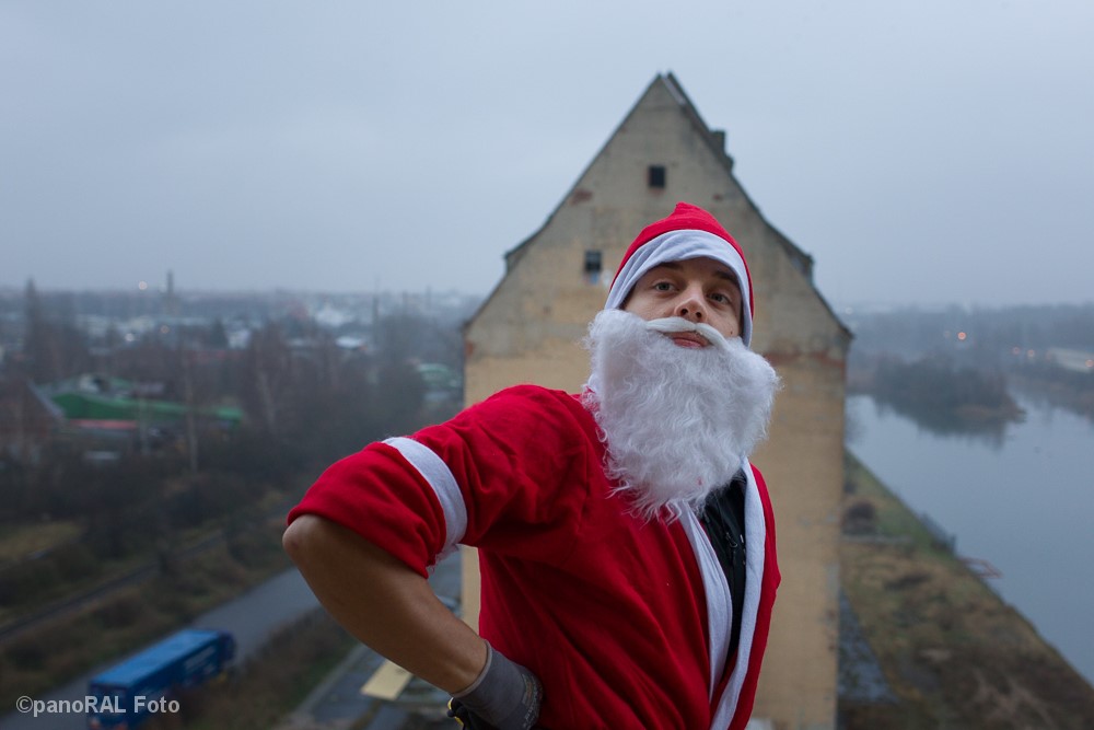 Weihnachtsmann im Portrait vor dem Lindenauer Hafen