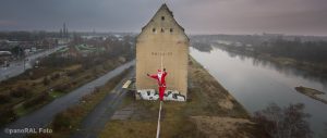 Weihnachtsmann auf dem Hochseil