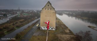 Weihnachtsmann auf dem Hochseil