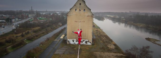 Weihnachtsmann auf dem Hochseil