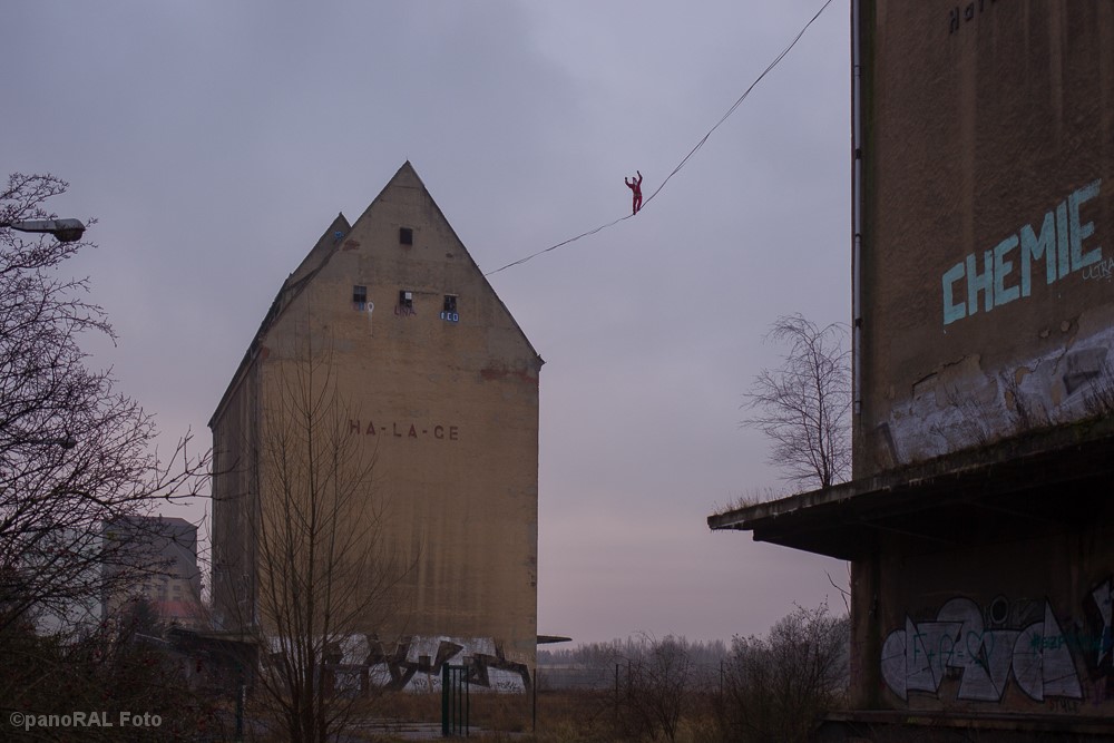 Blick von unten auf den Hochseil-Weihnachtsmann