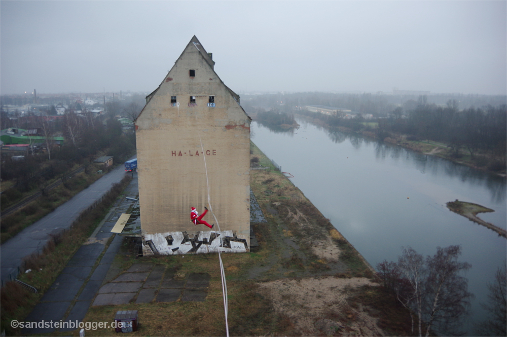 Weihnachtsmann stürzt vom Hochseil