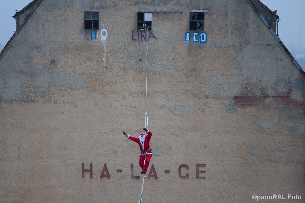 Weihnachtsmann fontal auf Highline