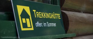 Hinweistafel mit Aufschrift Trekkinghütte