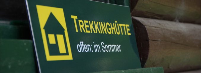 Die Saison auf dem Forststeig geht von April bis Oktober Hinweistafel mit Aufschrift Trekkinghütte