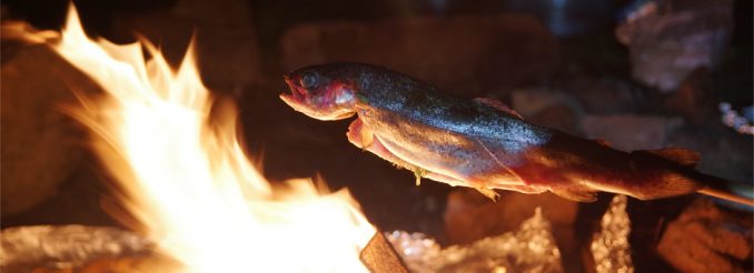 Fisch am Spieß überm Lagerfeuer