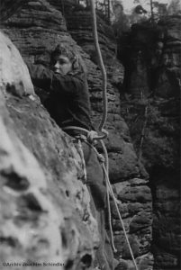 Kletterin in der Sächsischen Schweiz