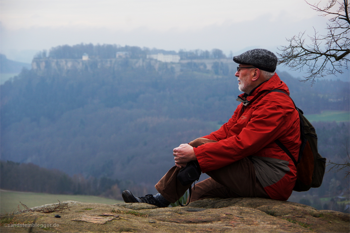Mann auf Aussicht, im Hintergrund die Festung Königstein