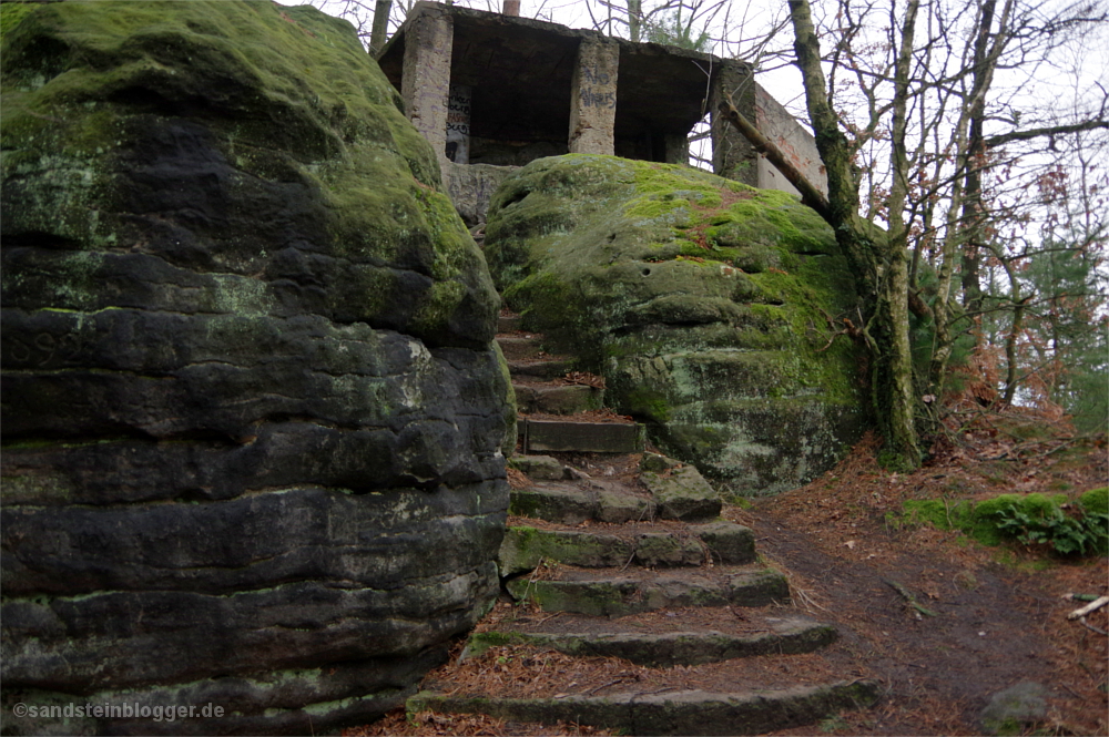 Wirtshausruine, alte Treppen und Fundamente