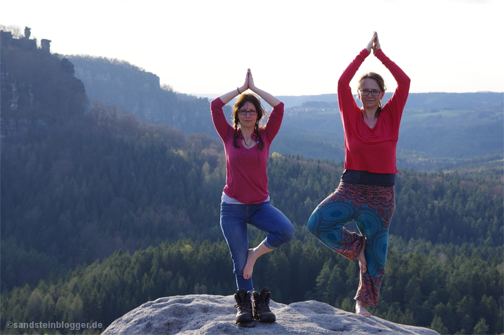 Zwei Frauen beim Yoga