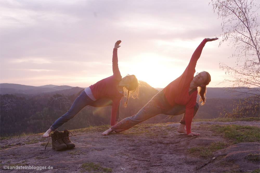 Zwei Frauen beim Yoga