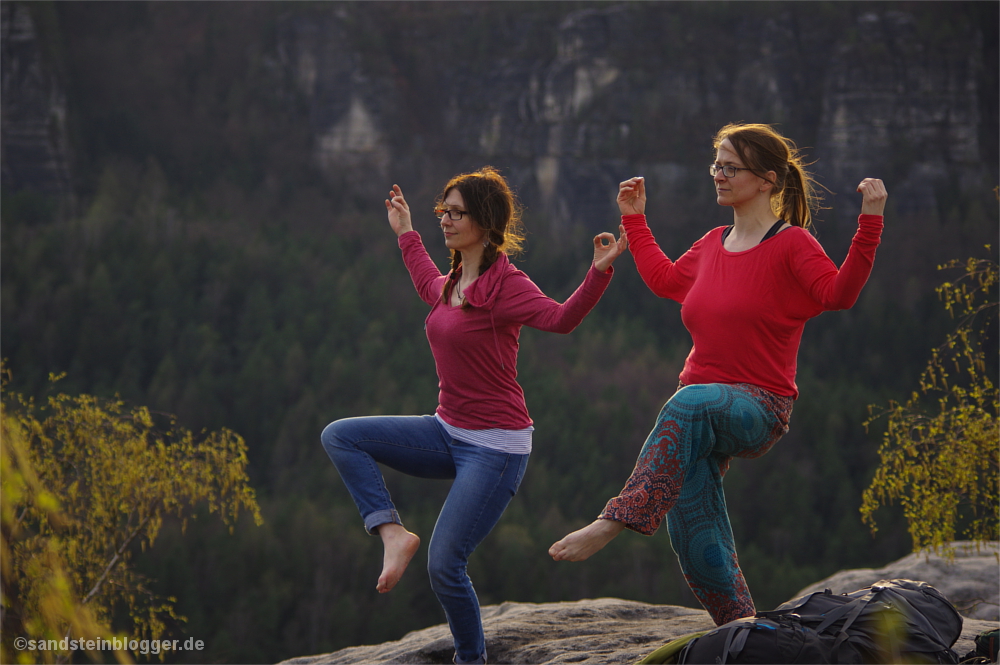 Zwei Frauen beim Yoga
