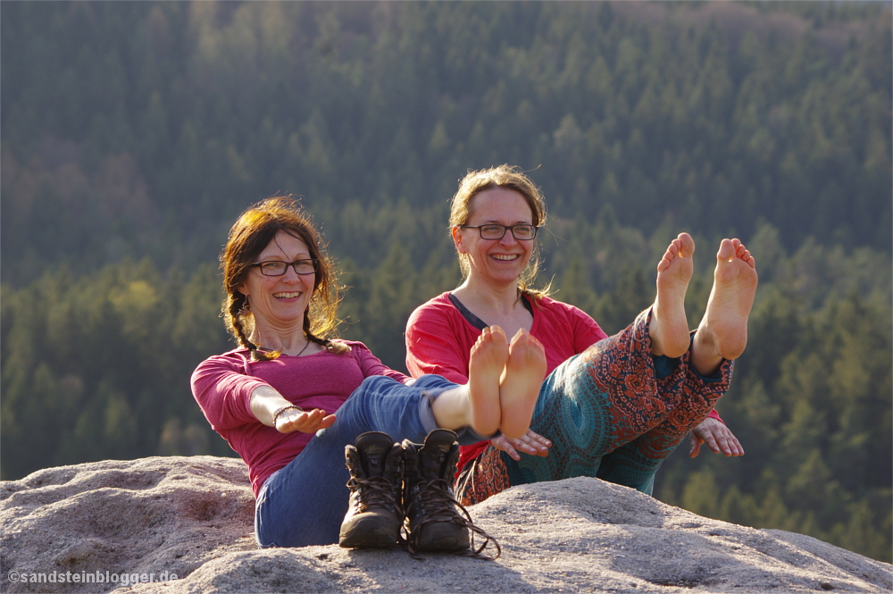 Zwei Frauen beim Yoga