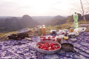 Decke mit Erdbeeren und Tellern