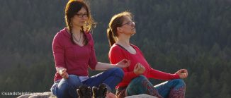Zwei Frauen beim Meditieren