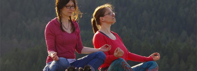 Zwei Frauen beim Meditieren