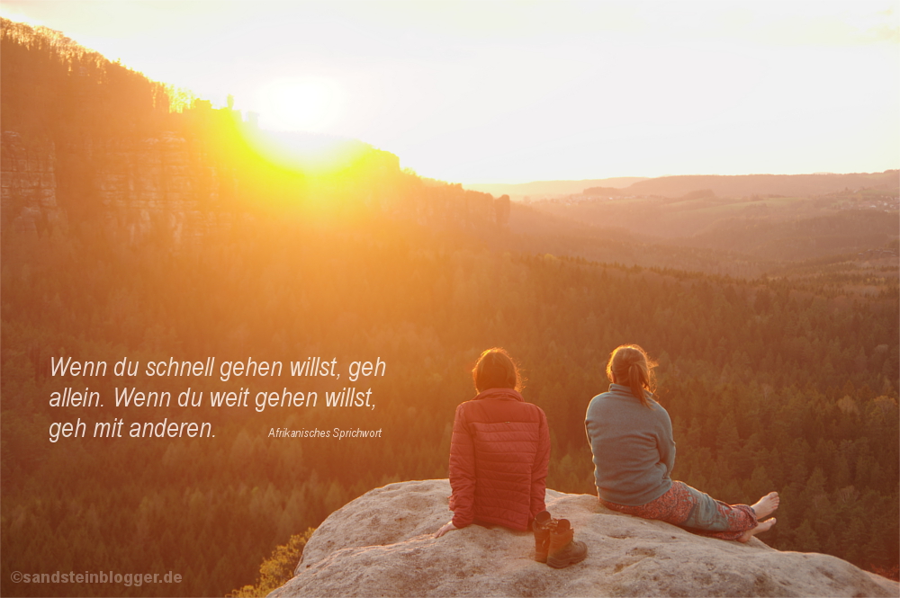 Zwei Frauen im letzten Abendlicht auf einer Aussicht in der Sächsischen Schweiz