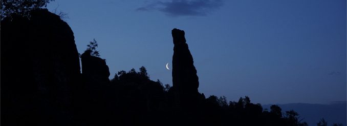 Schrammsteinnadel mit Mond Mond, silhouettenhafter Felsen