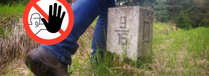 Wanderverbot in Teilen der Böhmischen Schweiz Grenzpfahl mit Wanderschuh und Sperrschild