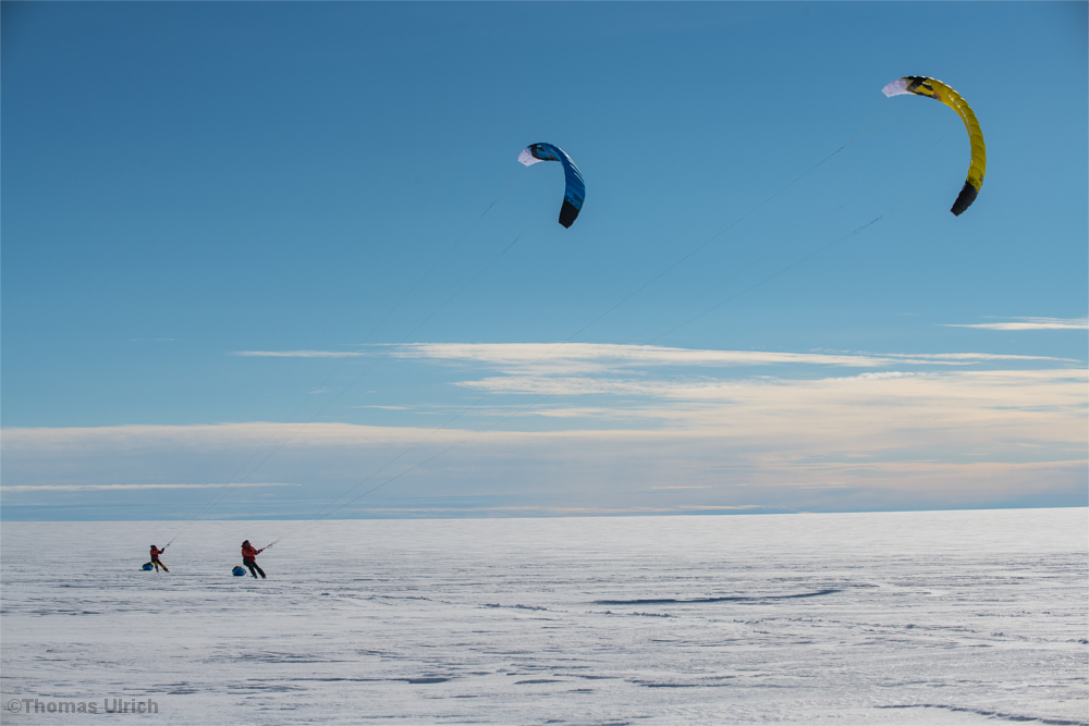 Zwei Snowkites auf dem grönländischen Inlandeis