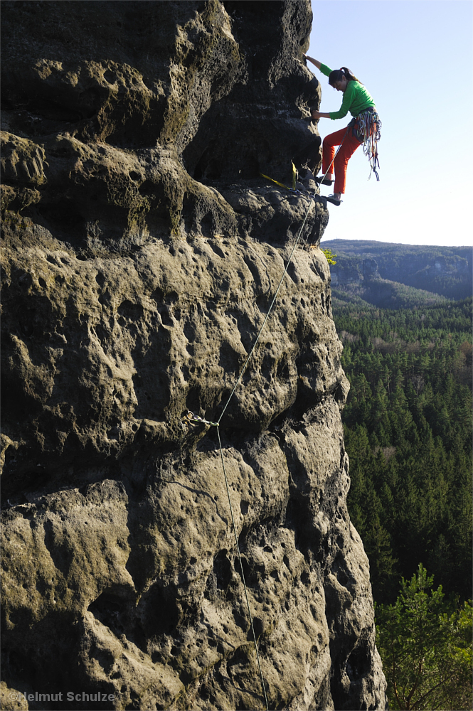 Kletterin an Felskante