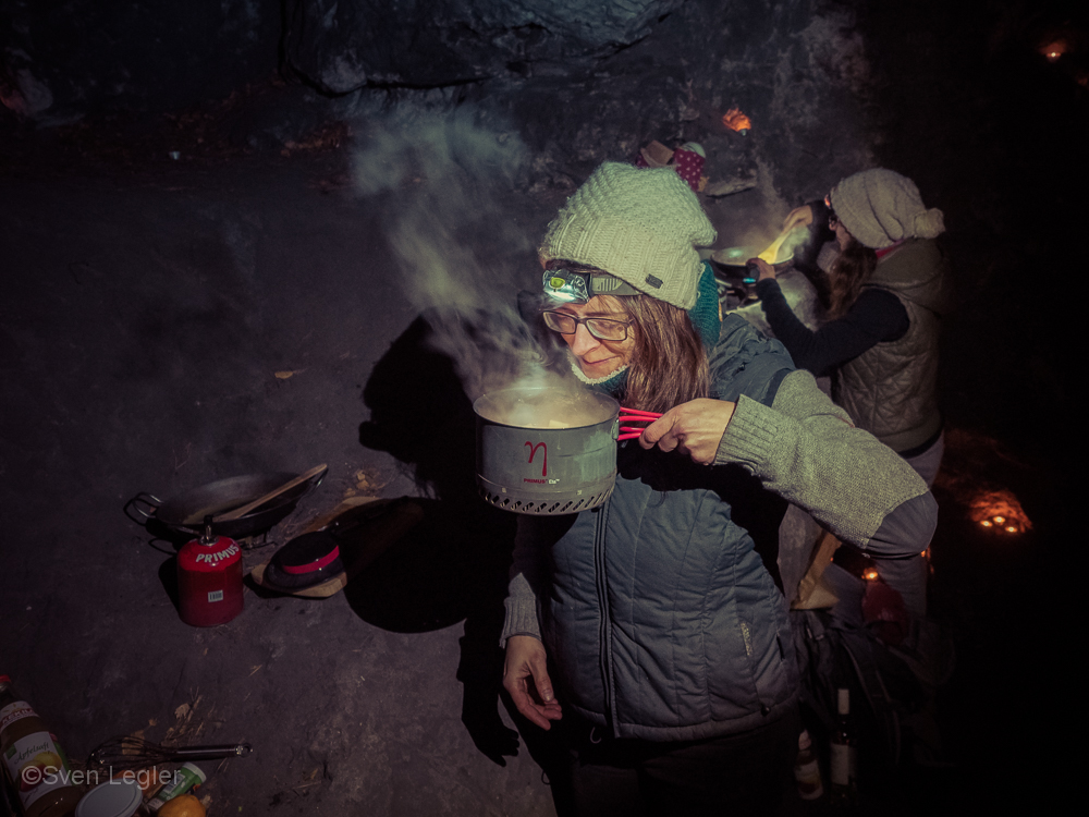 Zwei Frauen beim Kochen in einer Felshöhle