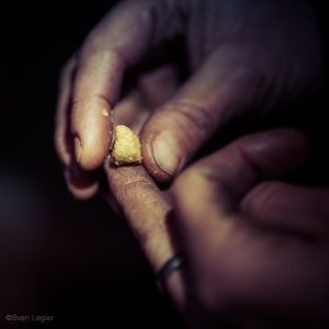 Räucherkerzenmasse, die auf dem Finger zu einem Hütchen geformt wird