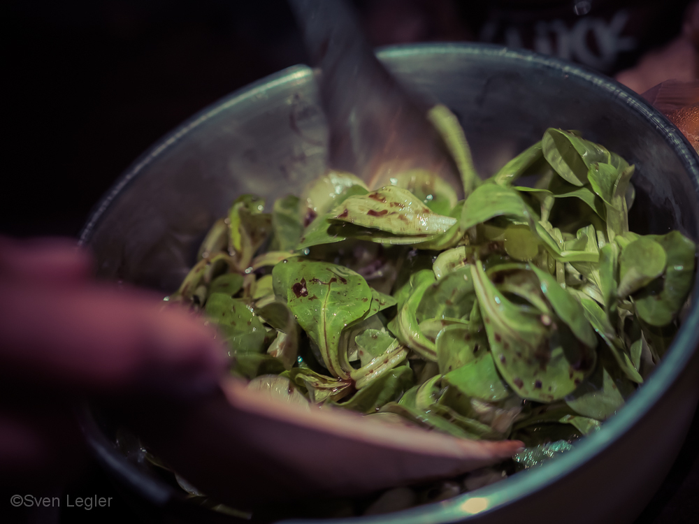 Blechschüssel mit Feldsalat