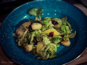 Feldsalat, angerichtet mit Orangenstückchen