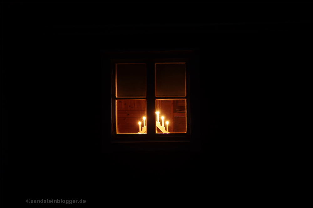 Weihnachtskerzen im Fenster