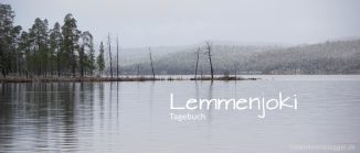 Wildnisfluss, dahinter verschneite Schneehänge