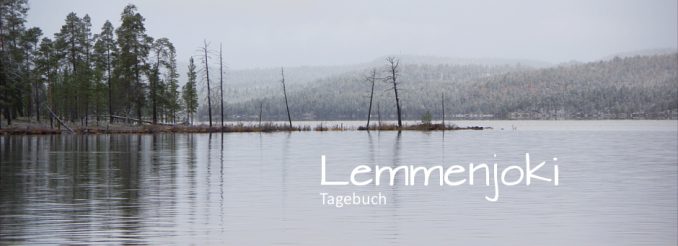 Wildnisfluss, dahinter verschneite Schneehänge