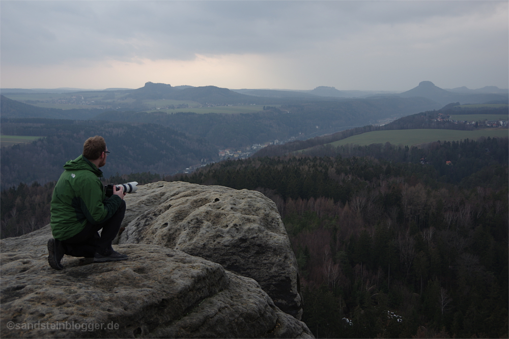 Mann auf Felsplateau über dem Elbtal in der Sächsischen Schweiz